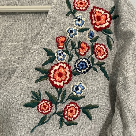 Zara Floral Embroidered Gray Blouse small - Picture 8 of 9